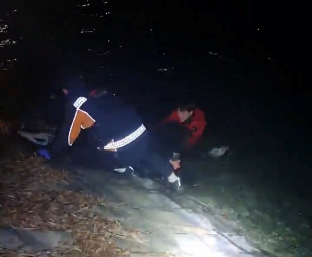 ▲ 성산공원 호수에 빠진 A씨를 구조한 여수소방서