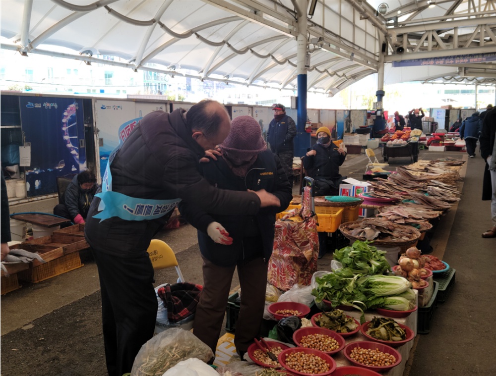 ▲ 전통시장 상인 방한조끼 무료나눔