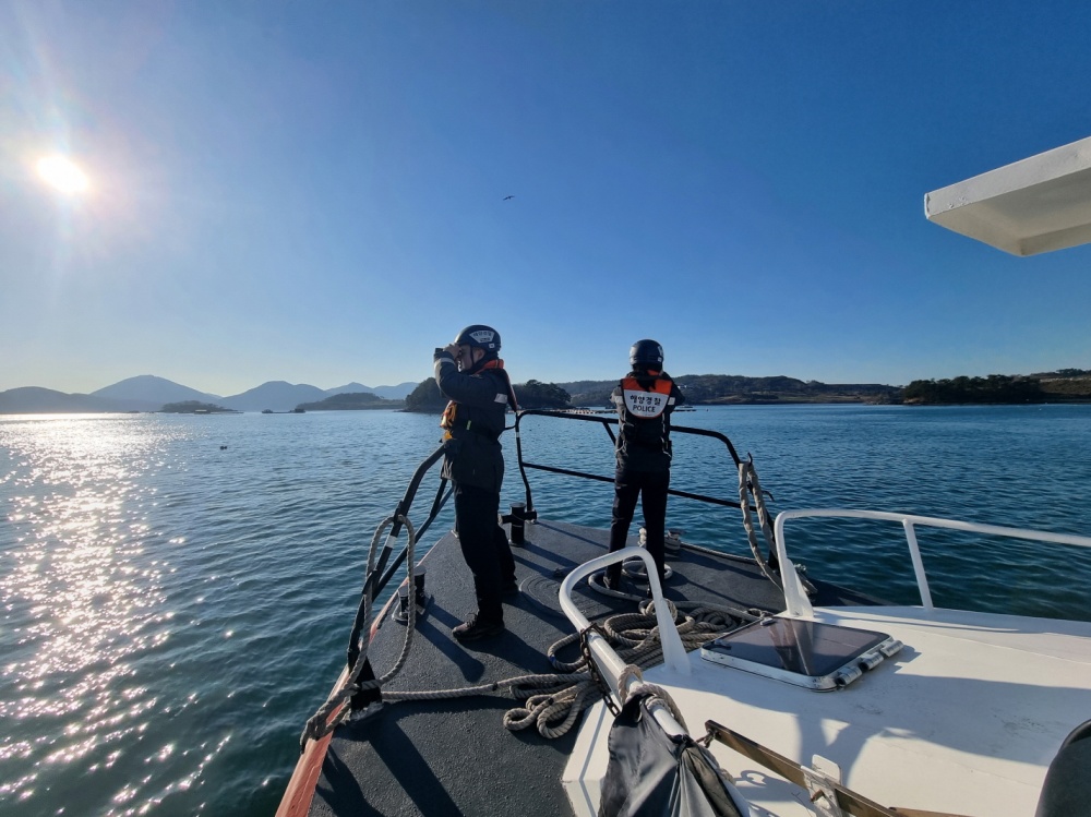 ▲ 실종자를 수색하는 해양경찰 연안구조정