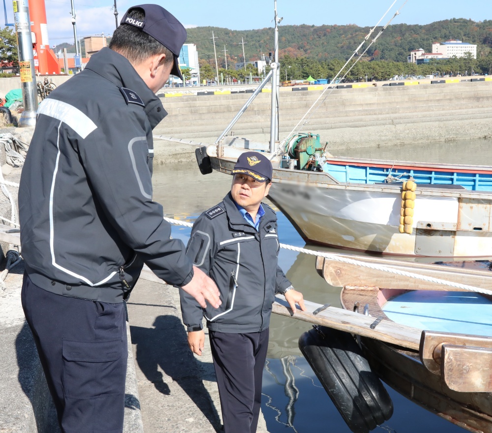 ▲ 다중이용선박 점검과 함께 취약 항·포구를 둘러보는 고민관 서장