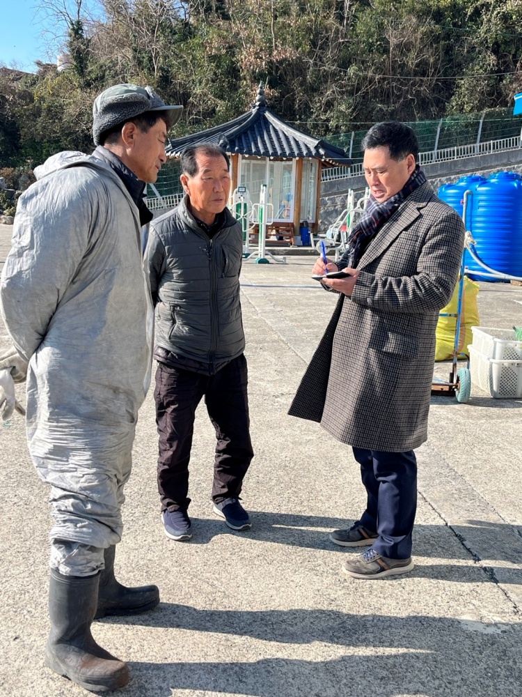 ▲ 화정면 자봉도 해수담수화 시설 현장방문한 주종섭 도의원