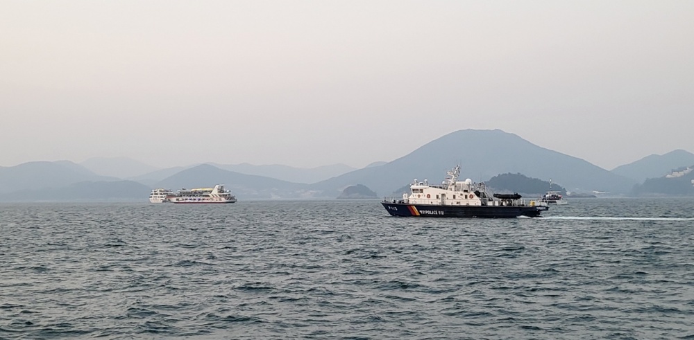 ▲ 선상 해맞이 행사 안전관리에 나서는 해양경찰