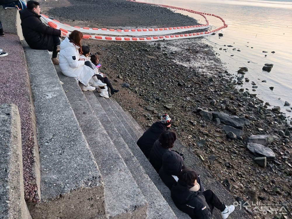 ▲계단에 앉아 일출을 바라보고 있다 ⓒ전시은