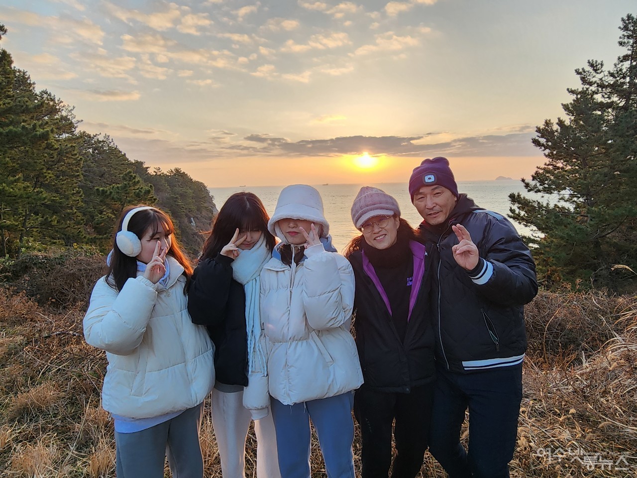 ▲ 갑진년 새해 동고지명품마을 일출제에 온 순천 관광객 한컷 ⓒ심명남