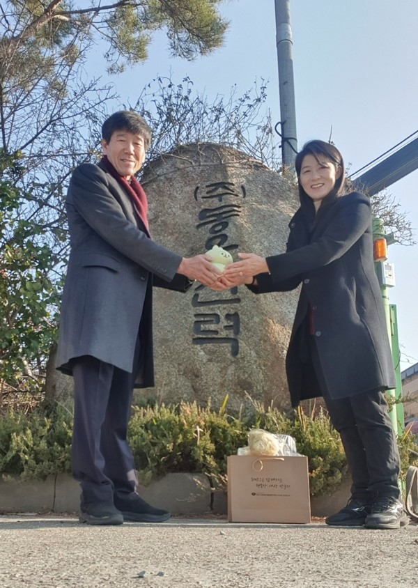 ▲ 동우전력 정양훈 대표(왼쪽)가 여수시장애인종합복지관 최종순 사무국장(오른쪽)에게 띠 저금통에 모은 후원금을 전달하고 있다.