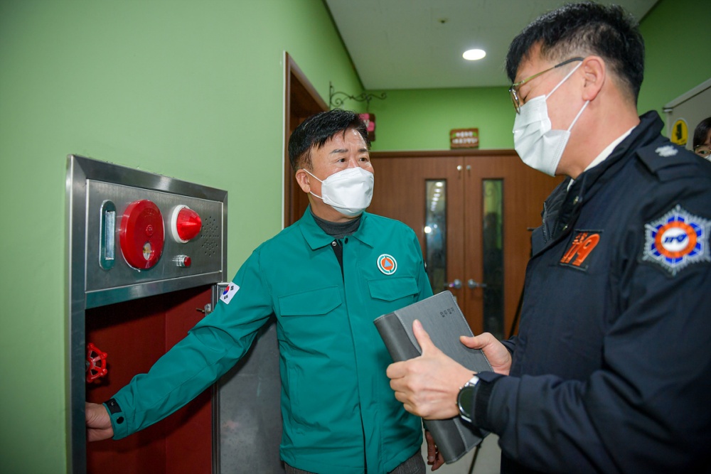 ▲화재취약시설 긴급점검 나선 정기명 시장