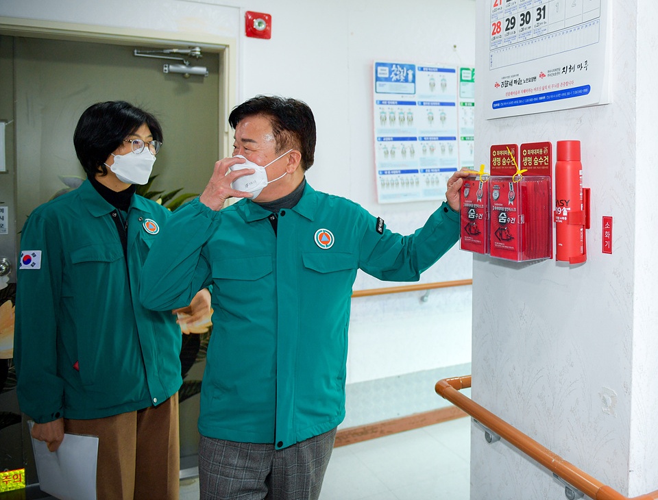 ▲화재취약시설 긴급점검 나선 정기명 시장