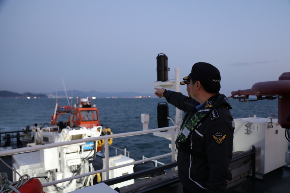 ▲ 고민관 서장이 해맞이 행사 안전관리 경비함정을 점검하고 있다.