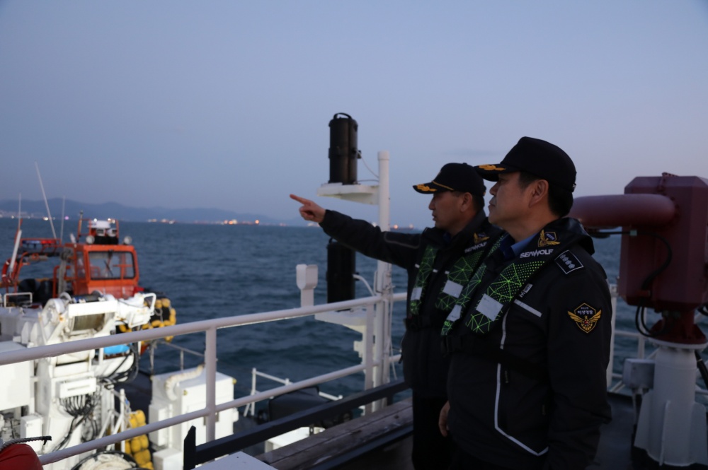 ▲  고민관 서장이 해맞이 행사 안전관리 경비함정을 점검하고 있다.