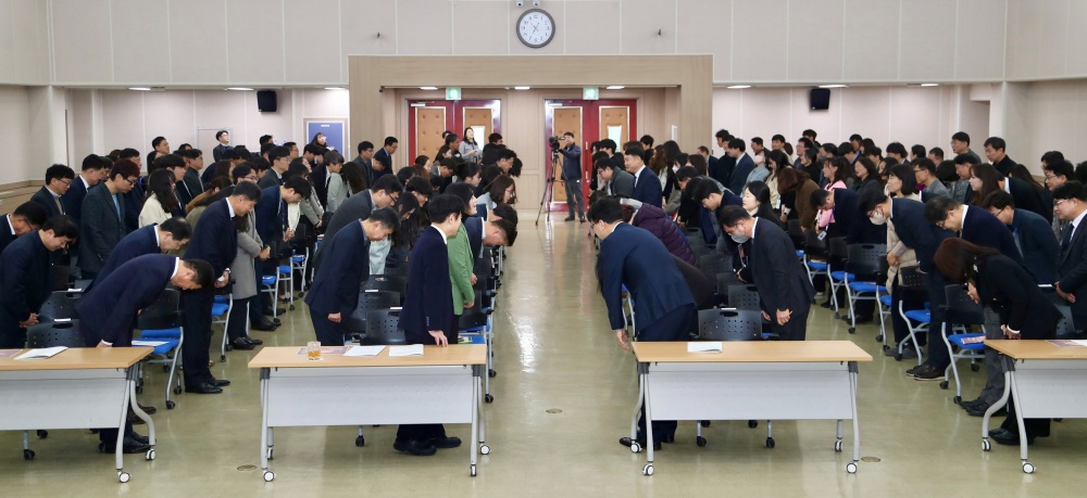 ▲ 2024년 시무식 직원 상호 새해 인사