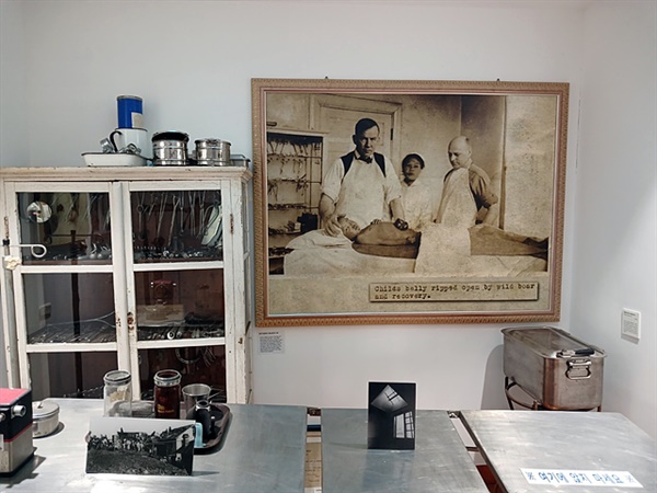 ▲ 최초의 수술실 모습으로 윌슨 원장이 수술을 집도하고 있다. 당시 애양원 수술실에는 조명이 들어오지 않아 천장에 난 창문으로 햇빛이 들어올 때만 수술했다고 한다.  ⓒ 오문수 