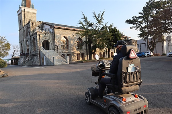 ▲ 해병대 근무시절인 1964년에 발병해 60년째 애양원과 음성환자 정착촌인 도성마을에 살고있는 김모씨가 파란만장했던 그의 인생사를 들려줬다. 이름은 밝히지 말라며 뒷모습만 촬영하라고 했다.  ⓒ 오문수 