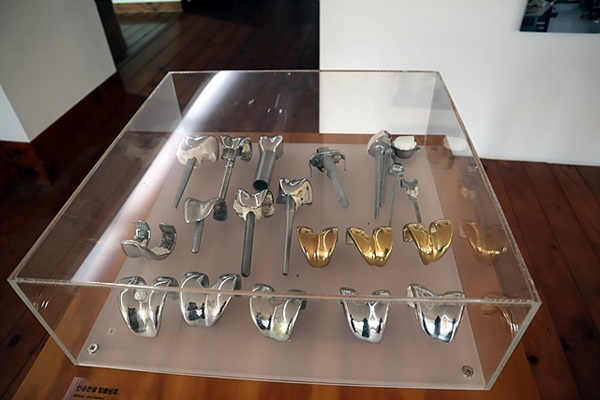 ▲ 애양원역사박물관에 있는 관절수술도구들. 개원초기 한센병 전담병원이었지만 한센병환자가 줄어들자 지체장애자들을 위한 재활병원에서 인공관절센터로 자리잡았다. ⓒ 오문수 
