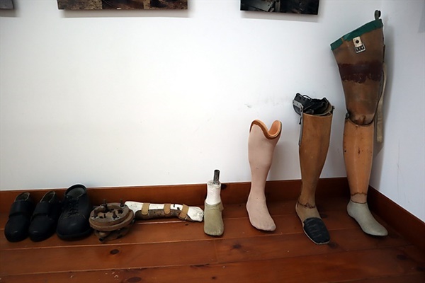 ▲ 손발이 없는 한센병환자들과 지체부자유 환자들이 사용했던 의족과 의수 모습  ⓒ 오문수 