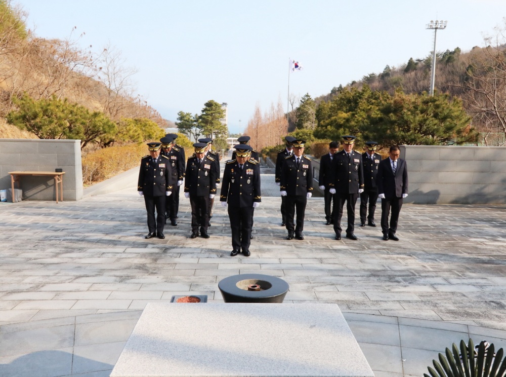 ▲ 고민관 여수해경서장과 직원들이 해양경찰교육원 충혼탑에서 묵념을 하고 있다