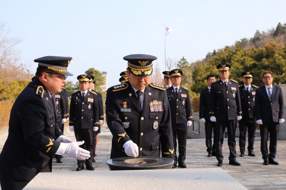 ▲ 고민관 서장이 해양경찰교육원 충혼탑에서 분향을 하고 있다.