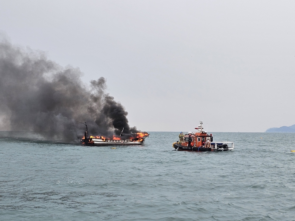 ▲ 경비함정이 화재를 진압하고 있다.