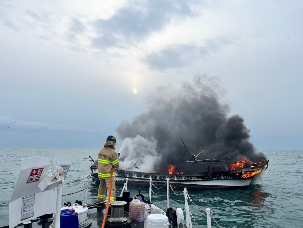 ▲  경비함정이 화재를 진압하고 있다.