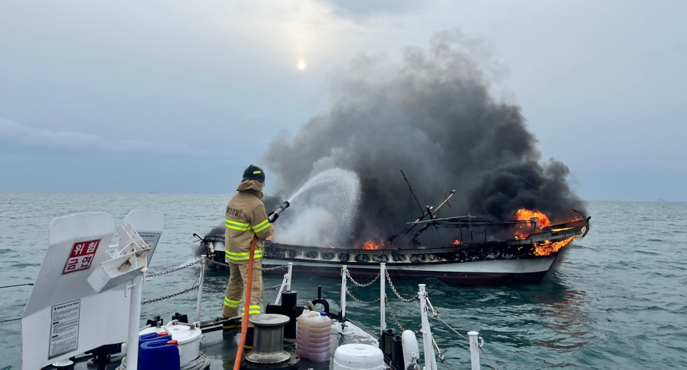 ▲ 돌산 앞바다 6톤급 어선 화재 진압 현장
