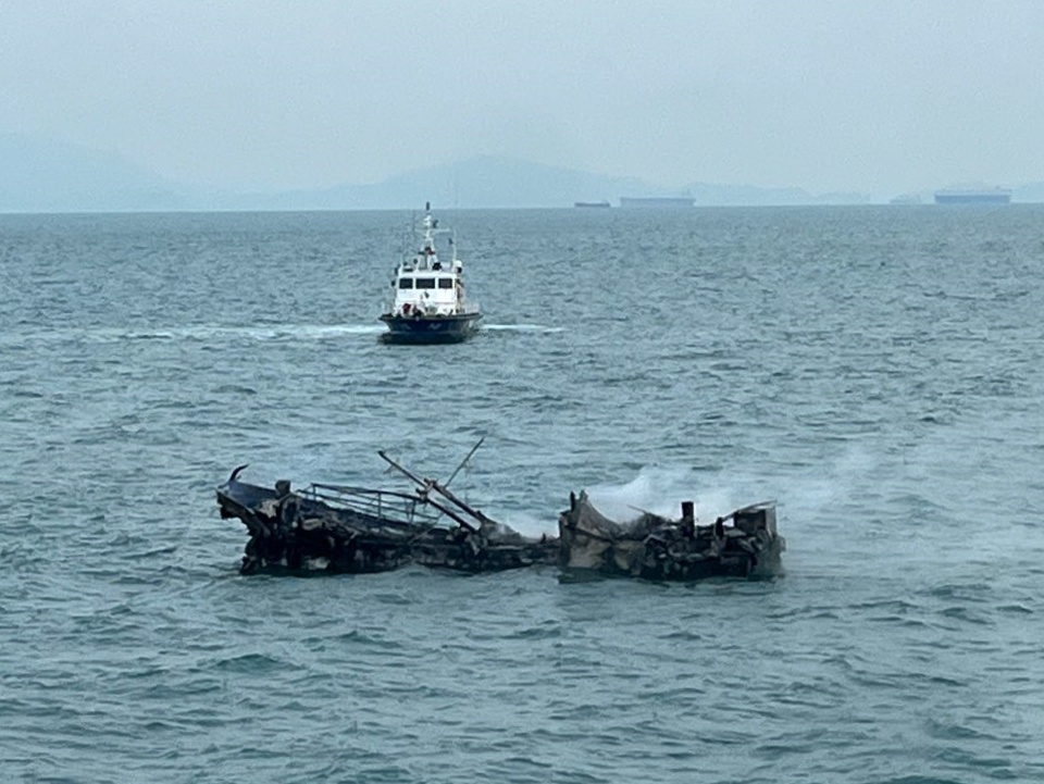 ▲ 돌산 앞바다 6톤급 어선 화재 진압 완료