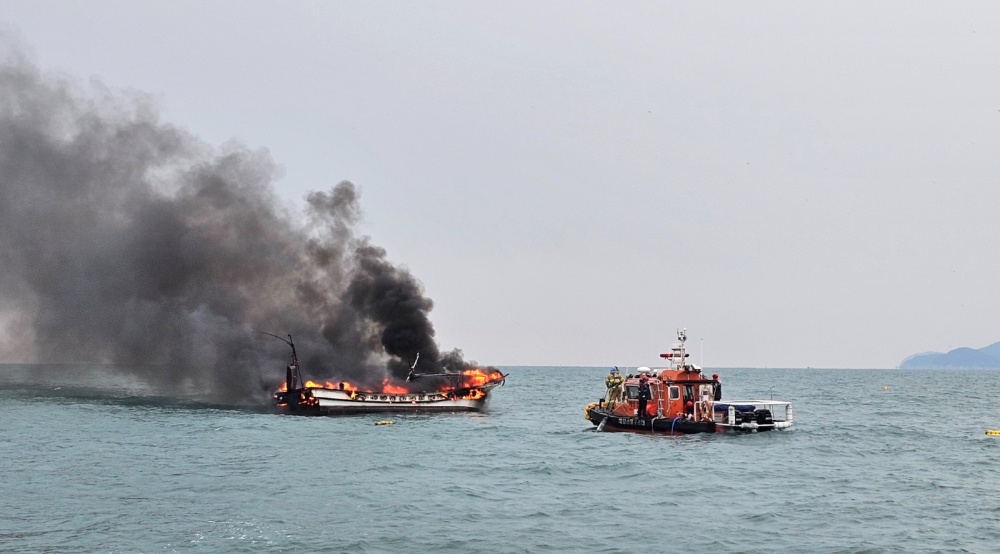 ▲ 화재가 난 어선에 다가가고 있다.