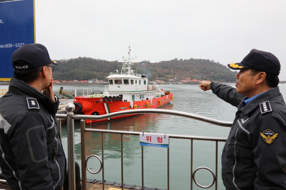 ▲ 고민관 서장이 나로도항 취약지역을 점검하고 있다.