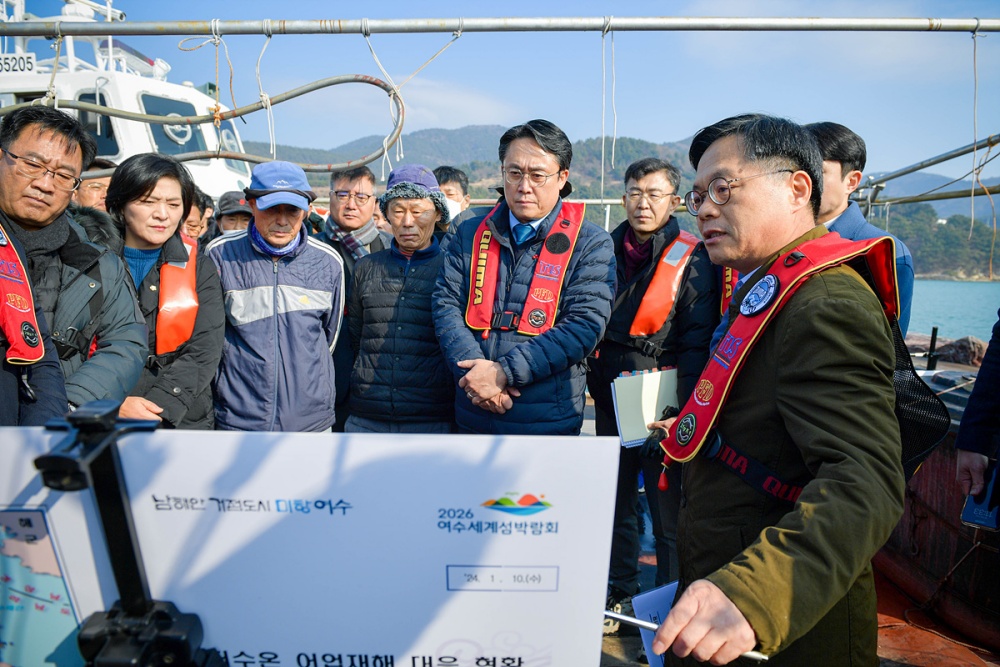 ▲ 김종기 여수부시장이 여수시 돌산읍 군내리 가두리 양식장에서 저수온 재해대응 현황을 브리핑하고 있다. 