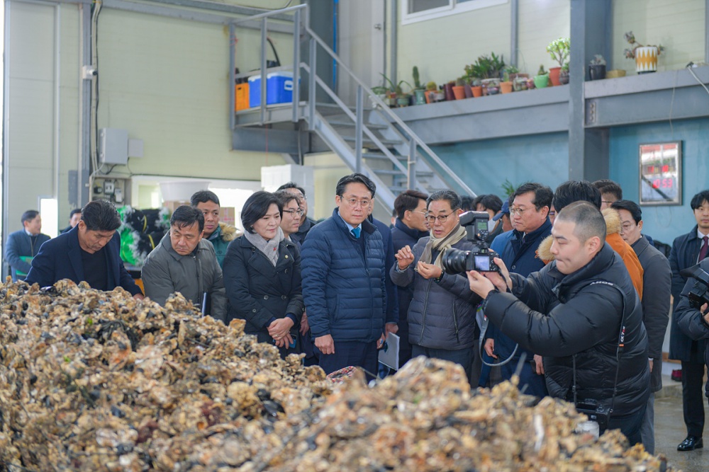 ▲ 강도형 해수부 장관이 여수시 돌산읍 금천리 굴박신장(굴작업장)을 둘러보고 있다. 