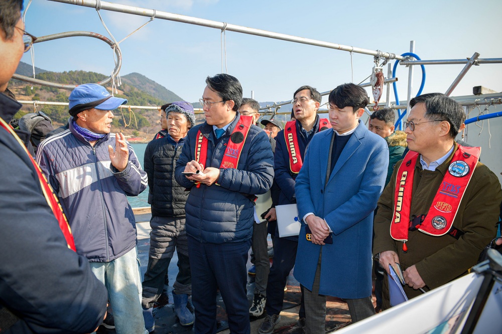 ▲ 강도형 해수부 장관이 여수시 돌산읍 군내리 가두리 양식장에서 어민들의 애로사항을 청취하고 있다.