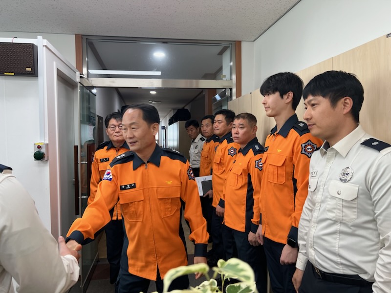 ▲ 홍영근 전남소방본부장이 여수소방서 산단119출장소를 방문했다.