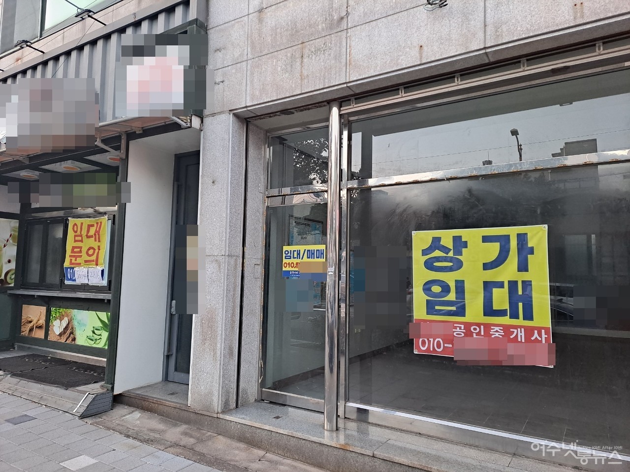 ▲문 닫은 가게에 내걸린 상가임대 알림 글이다. ⓒ조찬현