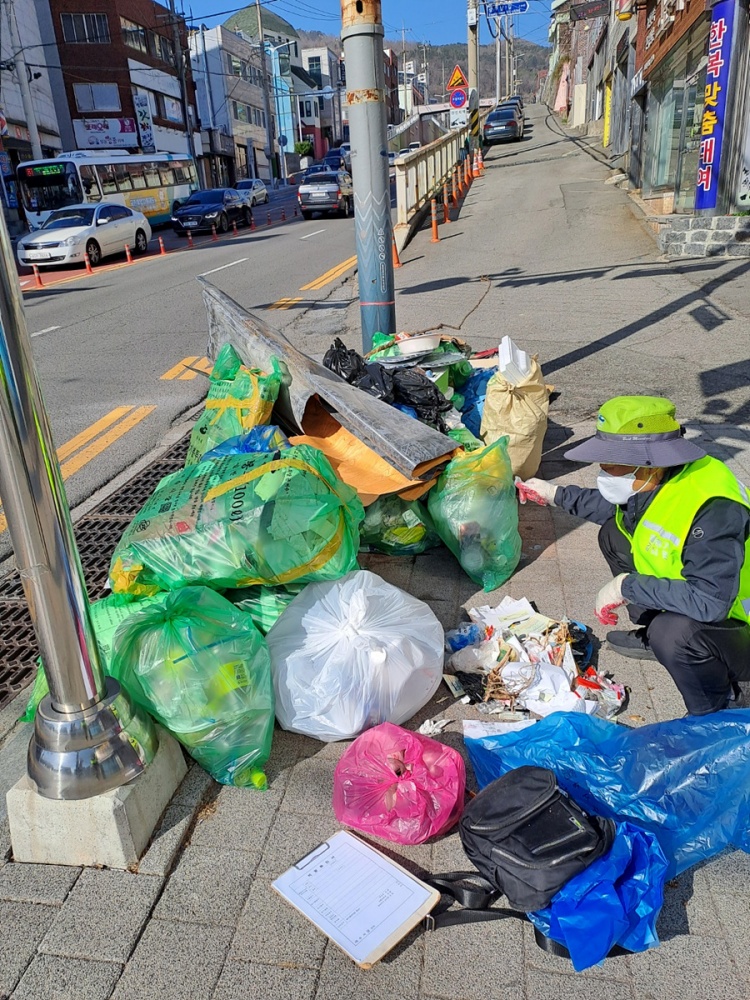 ▲생활폐기물 불법투기 감시원 활동 모습