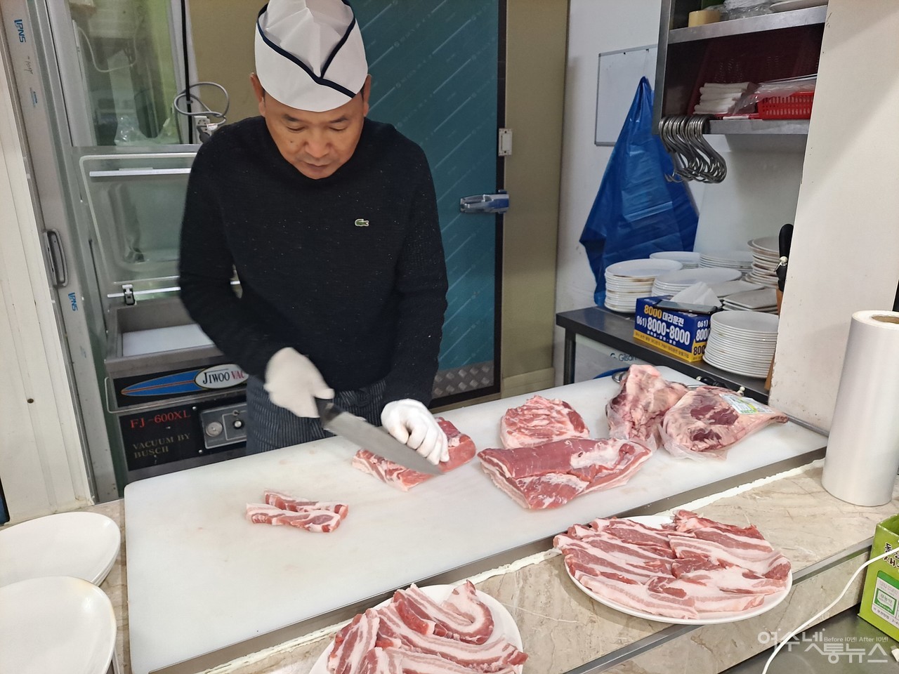 ▲은우정 안상호 대표가 삼겹살을 손질하고 있다. ⓒ조찬현