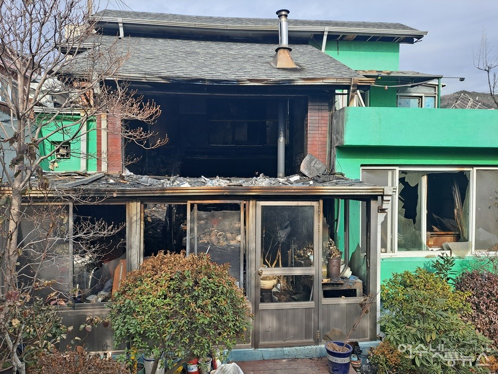 ▲ 9일 화재가 발생한 여수시 덕충동 2층 단독주택이다. ⓒ조찬현