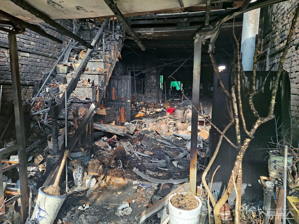 ▲주택화재로 인해 불에 타버린 집과 집기류다. ⓒ조찬현