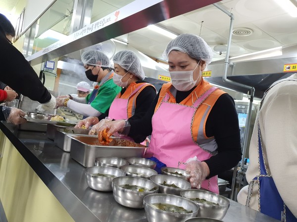 ▲ 여수 꽃사모 회원들이 여수시장애인종합복지관 식당에서 배식봉사를 하고 있다