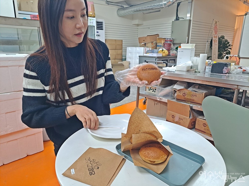 ▲여수 삼합당 강나리 대표가 삼합빵에 대해 설명하고 있다. ⓒ조찬현