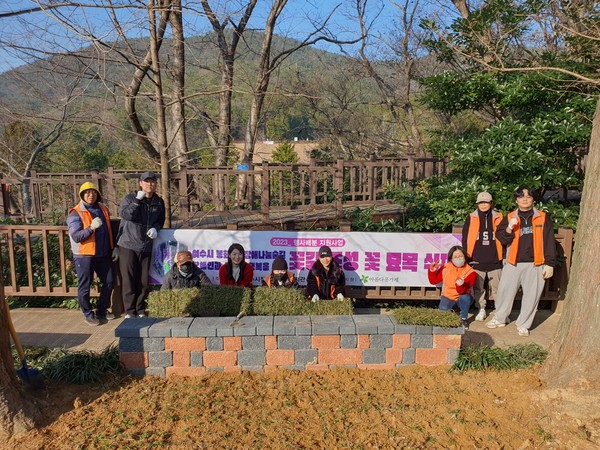 ▲ 꽃길을 조성하고 여수시장애인종합복지관 최종순 사무국장과 여수 꽃사모 회원들이 기념촬영을 하고 있다