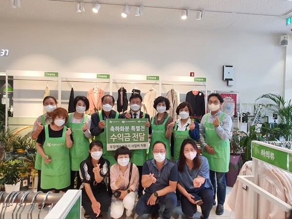 ▲ 아름다운가게 쌍봉점에서 취임 축하 화분 특별전 참여자들이 기념촬영을 하고 있다