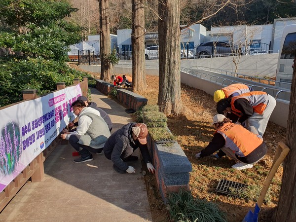 ▲ 여수 꽃사모 회원들과 여수시장애인종합복지관 관계자들이 꽃묘목을 식재하고 있다