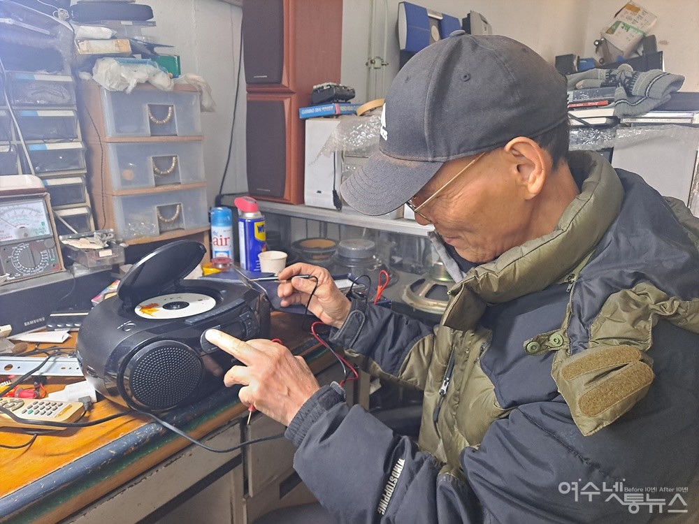 ▲이승초 어르신이 고장 난 CD기를 점검하고 있다. ⓒ조찬현