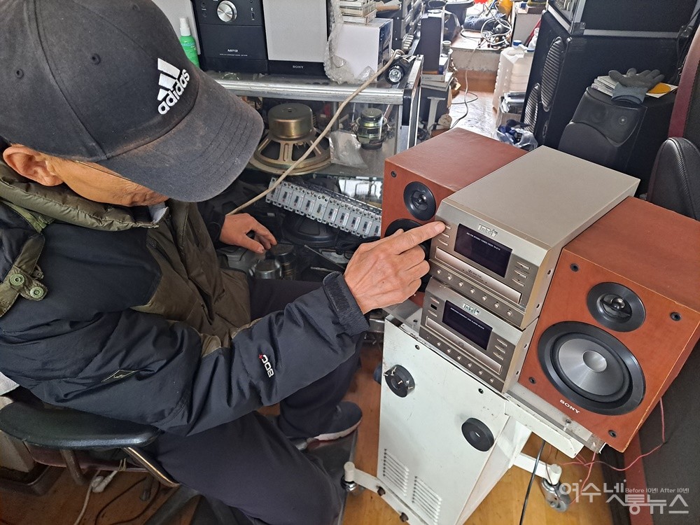 ▲이승초 어르신이 최근 수리한 음향기기 전축이다.  ⓒ조찬현