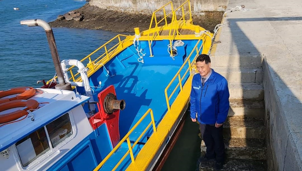 ▲ 14일 주종섭 의원이 섬섬여수3호를 바라보고 있다.