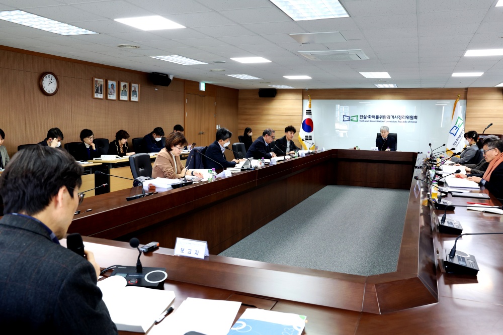 ▲  23일 김광동 진실화해위원회 위원장이 조사기간 1년 연장 결의안을 의결하고 있다.