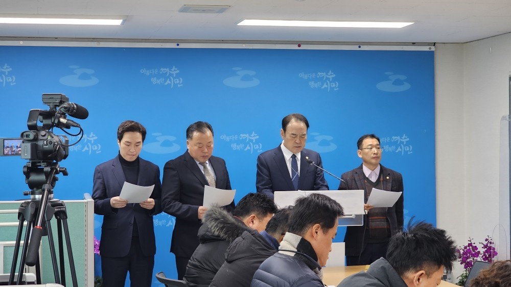 ▲ ‘2022년 6.13더불어민주당여수을지역 공천피해자 전·현직시도의원’ 입장문을 발표하고 있다.