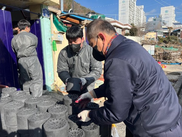 ▲ 어르신 댁에 연탄을 전달하는 모습