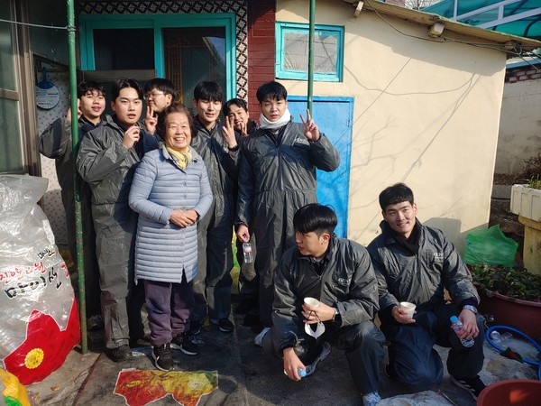 ▲ 연탄배달 후 기념사진을 찍고 있다.