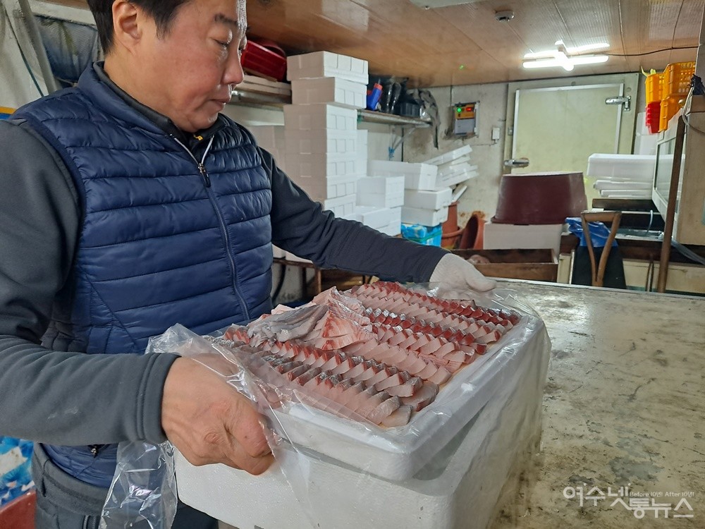 ▲한강수산 이광택 대표가 직접 손질한 삼치회다. ⓒ조찬현