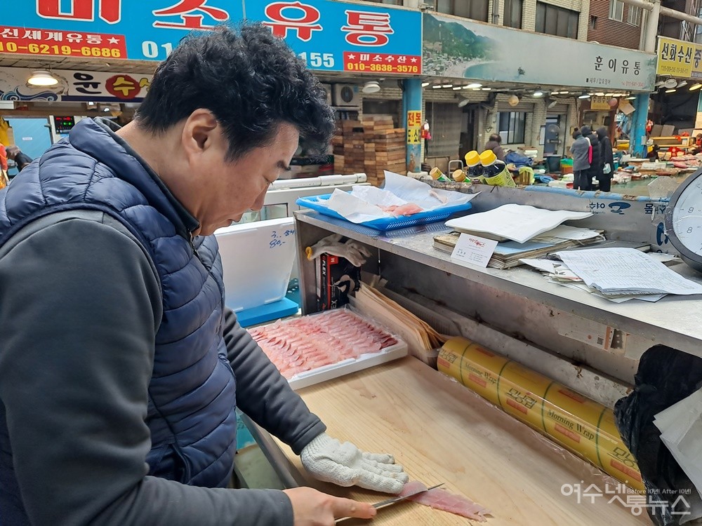 ▲한강수산 이광택 대표가 삼치회를 뜨고 있다. ⓒ조찬현