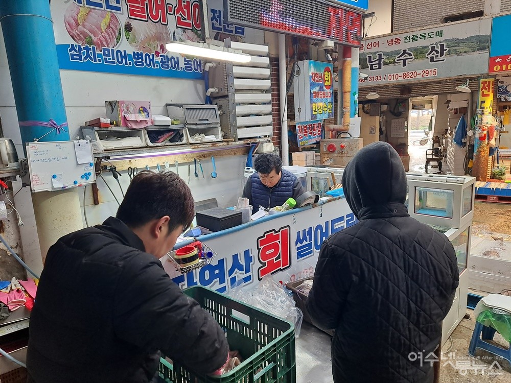 ▲아버지와 아들, 사위가 함께 일하고 있다.  ⓒ조찬현